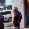 (Foto, video) policija privela osumnjičenog za ubistvo žene: Bez ijedne reči napustio zgradu u Novom Sadu: Zatekli ga…