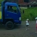 Horor za porodicu: Otac požurio do ćerkice koju je udario kamion, pa sa svojim drugim detetom imao tešku saobraćajku…