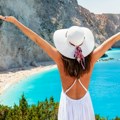 Jedna od najlepših plaža u Grčkoj nalazi se na ostrvu koje Srbi obožavaju Nestvarne boje vode i peska, blag povetarac i…