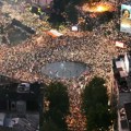 BLOG UŽIVO Pogledajte nepreglednu kolonu koja sa Novog Beograda i iz Zemuna ide ka Slaviji: Trg republike prepun Novosađana…