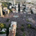 BLOG UŽIVO Reke ljudi iz svih delova Beograda slivaju se ka centru grada, građani i studenti pune Slaviju FOTO, VIDEO