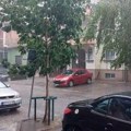 Grad zasuo dvorišta, šoferke polomljene! Ovako izgleda Novi Sad nakon razorne superćelije: Vetar orkanske jačine lomio granje…