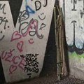 Policija po prijavi u pešačkom prolazu u Užicu pronašla drvene motke