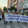 U Leskovcu počeo skup naprednjaka – transparenti, srpske zastave i poruke podrške Vučiću