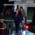 Промена због квара на путу ка Станстеду – хеликоптер с Трампом и Меланијом принудно слетео