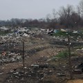 Jeziva slika divlje deponije pored puta u Novom Naselju