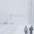 (Foto, video) Proglašeno vanredno stanje u 20 država! Amerika pod naletom brutalne snežne oluje: Stotine hiljada ljudi bez…