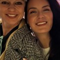 Marija Kilibarda u provodu sa Majom Mandžukom "Moja lepa devojka", grle se u Areni, razvukle osmeh: Kačket sa cirkonima i…