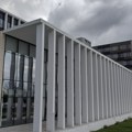 U mizanscenu crnog vodvilja on bira da uđe pod reflektore – ne kao sudija, već kao stalni izvođač u programu