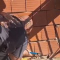 (Video) Ova se bukvalno uzidala u kuću Vladica morao da razbija beton i cigle na terasi zbog nje: Kada je poslednji put udario…