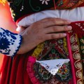 Rođena u Kini, odrasla u Osečini, malena Eli „plete“ srpsko kolo; opanci i nošnja su deo njenog života; vlaške igre su joj…