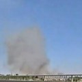 (Foto, video) Požar kod Batajnice: Vatra guta rastinje pored puta, gust dim okovao kolovoz