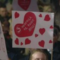 Građani i večeras bili okupljeni na kružnom toku u Čačku u znak podrške Studentskoj listi