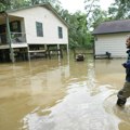 Velike poplave u Americi: Ljudi se peli na krovove, u Hjustonu u toku evakuacija