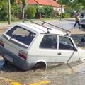 Automobil propao u rupu u Požarevcu, pukao priključak za bazen