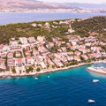 Raj na Jadranu guši se u smradu, turisti otkazuju rezervacije: Preko ulice sve curi na plažu, meštani očajni
