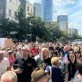 Protest podrške studentkinji Nikolini koja je optužila Marka Krička za pretnje silovanjem: Stavili policajke da čuvaju zgradu…