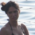 Đina zavlači ruku dole: Ćerka Meline i Harisa Džinovića provocira kao nikad - spušta pantalone, a bujni dekolte puca (foto)…