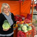 Dana sve što proizvede iz njive nosi odmah na tezgu pored puta Paprika i kupus odličnog kvaliteta, a cene pristojne (Foto)