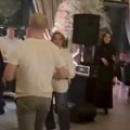Ana Bekuta zapevala kod Sofre i odmah podigla goste na noge: Lete novčanice, harmonikaš ne štedi za bakšiš (video)