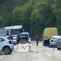 "Začuo se jak udarac, a onda još nekoliko!" Lančani sudar kod Raške: Delovi rasuti svuda po putu (foto)