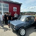 Pogledajte šta su maturanti iz Čačka poklonili razrednom: Profesor plakao pred svima, a njegove reči lome srca