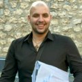 Prvi stigao da podrži majku, a svi gledaju samo u njega! Sin pevačice Ćane uslikan na Tašmajdanu: Na ruci mu sija debeli…