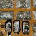 Hašiš, marihuana i kokain pronađeni u hotelskoj sobi! Uhapšen tinejdžer (19) iz Bačke Palanke u Novom Sadu, zaplenjeno oko 2,5…