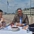 Vučić sa terase Predsedništva: Prošlo je 10 dana od poziva na razgovor, verujem da će se neko "ohrabriti" (VIDEO)