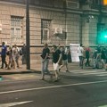 Završen 16. Politički protest u Beogradu Pilo se pivo, izbila burna rasprava, pa na kraju šetnja do Predsedništva…