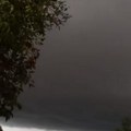 (Video/foto) nevreme stiglo u Srbiju Grad na Fruškoj gori, kiša i jak vetar u Novom Sadu pogledajte radar Šta nas čeka…