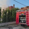 "Utrčao sam sa protivpožarnim aparatom, ali bilo je uzalud": Zapalila se porodična kuća u Čačku, vatrogasci odmah stigli…