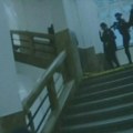 (Video) Policija juri ubicu po hodnicima! Objavljeni dramatični snimci masakra u Pragu: David se upucao kada su ga opkolili