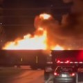 Ljudi u automobilima su vrištali: Teretni voz u plamenu projurio kroz grad u Kanadi: Gorelo pet vagona (video)