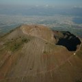 Uspon na vezuv ga koštao života! Turista se popeo na krater vulkana, pa preminuo od srčanog udara