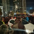 Protest kod Kule Beograd: „Krenuli su noževima na građane”