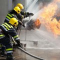 Zapalio se kamion na Pupinovom mostu: Prednji deo vozila potpuno ugljenisan, saobraćaj usporen kod skretanja za Ovču
