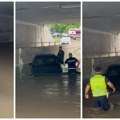 Neizbrisiva slika hrabrosti! Policajci gazili vodu do pojasa da uplašenog i zaglavljenog čoveka izvuku kroz prozor