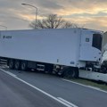 Drama kod Vognja: Kamion se prevrnuo nasred puta, prizor za nevericu
