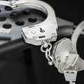 MUP demantuje tvrdnje da je policija vezala lisicama za krevet L. M. (22) u KBC Zemun