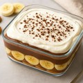 Slojeviti kolač sa dve vrste pudinga, bananama i rumom