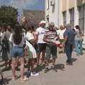 Saslušanje poljoprivrednika Radojčića: Ispred suda građani duvaju u pištaljke i vuvuzele