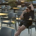 Sam u praznom restoranu: Miloš Biković dao bogatstvo za luksuzno letovanje, pogledajte šta je naručio da jede