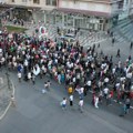 SNS šetnja protiv blokade blokiranim ulicama-snimak sa terase