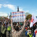 Hiljade pešaka na putu za Novi Sad: Stanovnici Nove Pazove dočekali kolonu bakljadom i ovacijama