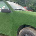 Građani se bune što je potrošeno milion dinara za oblaganje dva stara vozila plastičnom travom