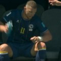 Skandal na Mundijalu! Džeko besneo na klupi zbog izmene! Saigrači nisu mogli da ga smire, napadač opsovao trenera pa nastavio…
