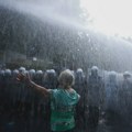 (VIDEO) Protesti protiv vlade u Tirani: Policija upotrebila vodene topove