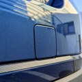 Važno, ali često neupadljivo! Mnogi vozači ne znaju šta se krije iza ovog poklopca na automobilu
