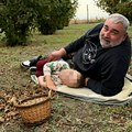 Miki Đuričić pokazao imanje u Kupinovu Podelio fotografiju iz voćnjaka, uživa sa sinom: Prava porodična idila (foto)